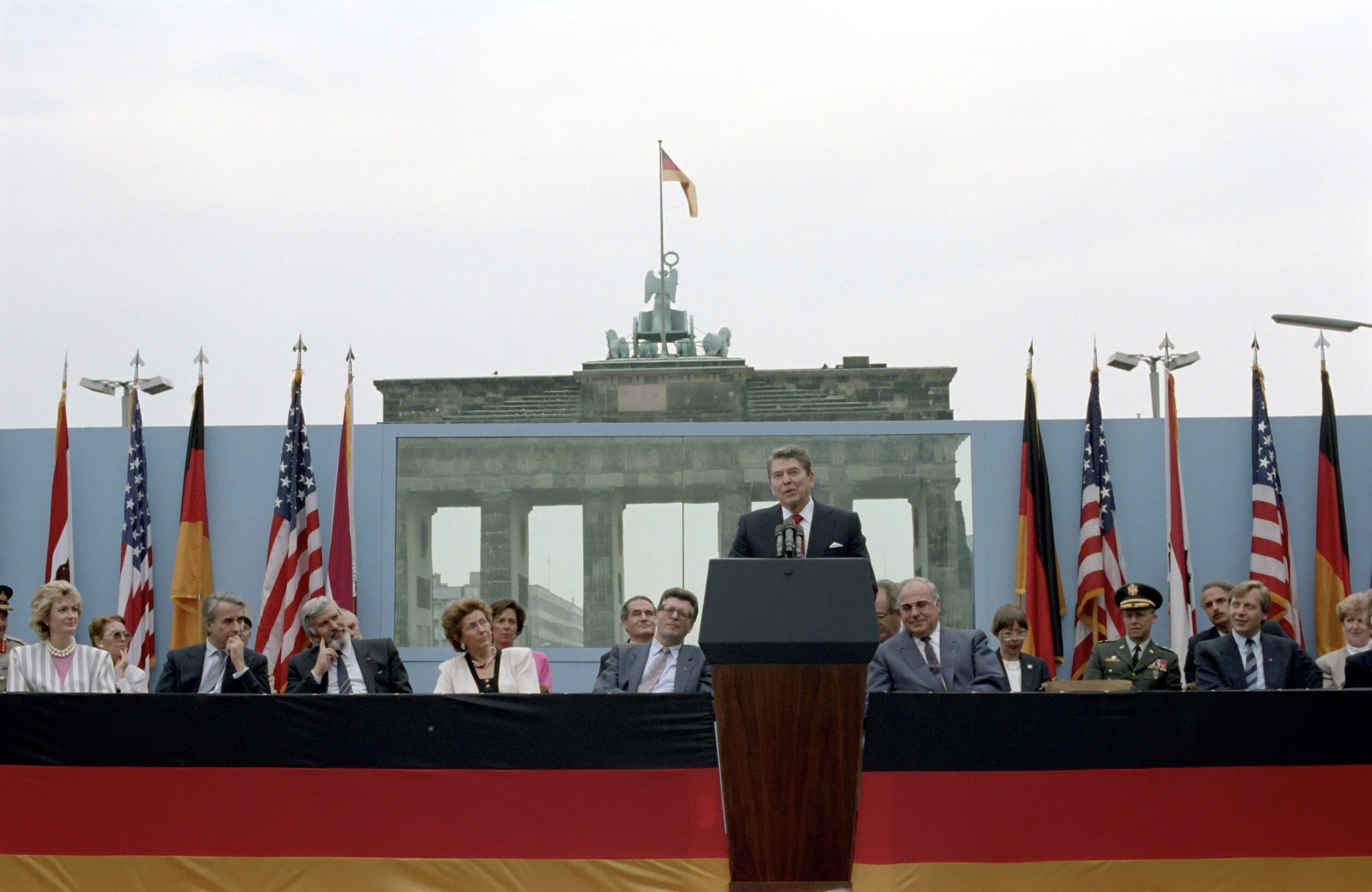 "Tear down this wall!" speech: Reagan speaking in front of the Brandenburg Gate 